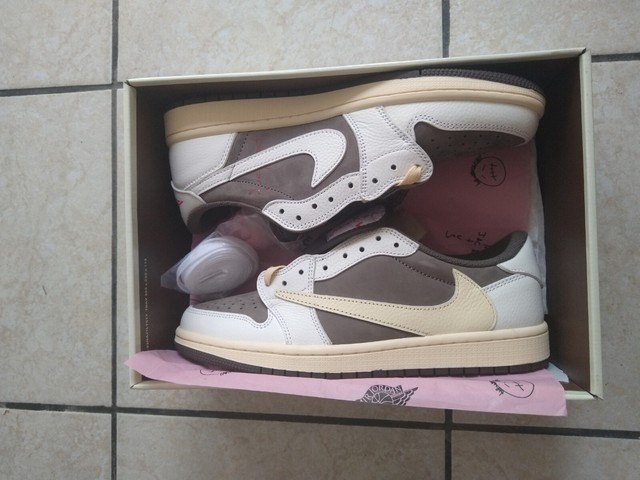 Air Jordan 1 Low x Travis Scott Sneakers per Uomo - Sail/University Red-Ridgerock, EU 43 