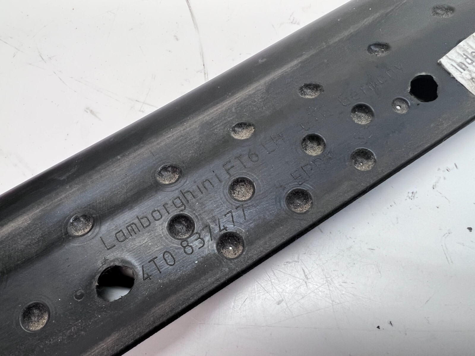 LAMBORGHINI HURACAN LP610 DRIVER LEFT WINDOW SEAL WEATHERSTRIP OEM 4T0837477