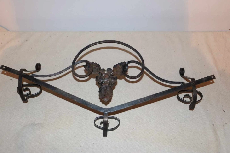 Ancien Porte Manteau Vintage En Fer Forgé au 3 Patères et Rose Métal - Photo 2/4
