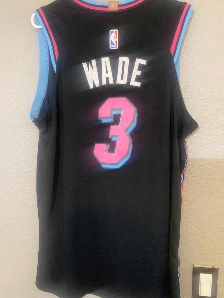 Camiseta deportiva Nike Miami Heat Vice City Edition Dwyane Wade Swingman talla 54 XL Foto 3 de 4