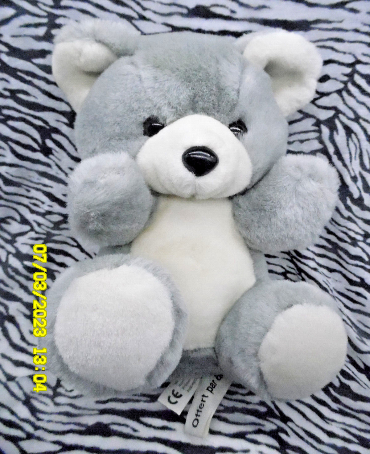 Ours peluche gris creme bleute doudou de voyage pour la poussette