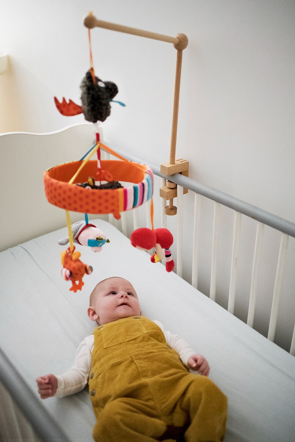 Mobile musical Chaperon Rouge cadeau de naissance idéal en bois - 3