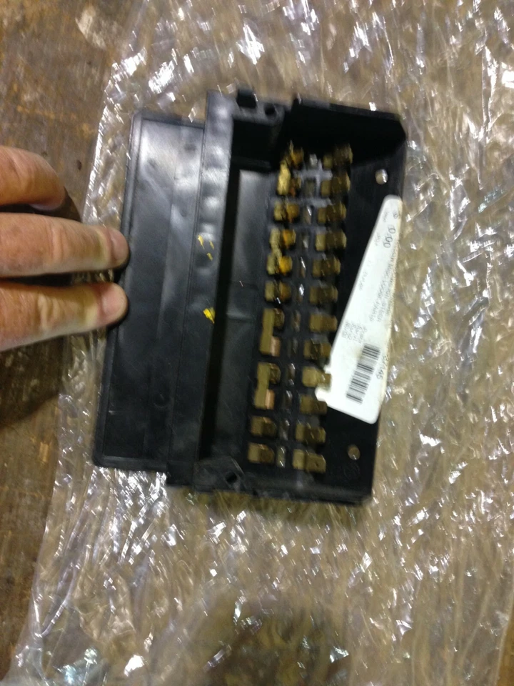 Caixa de fusíveis Volkswagen Super Beetle -1973-1979 -- vw # 135-937-505 - Imagem 2 de 4