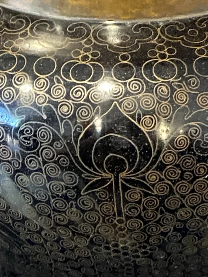 JARRÓN CLOISSONE ANTIGUO ESMALTE SOBRE FONDO AZUL LATÓN NEGRO CON DISEÑO DORADO Foto 4 de 4