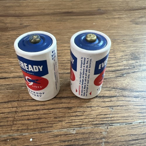 2 Vintage EVEREADY C Batteries #935 **DEAD** GREAT Graphics Black Cat - Picture 3 of 9