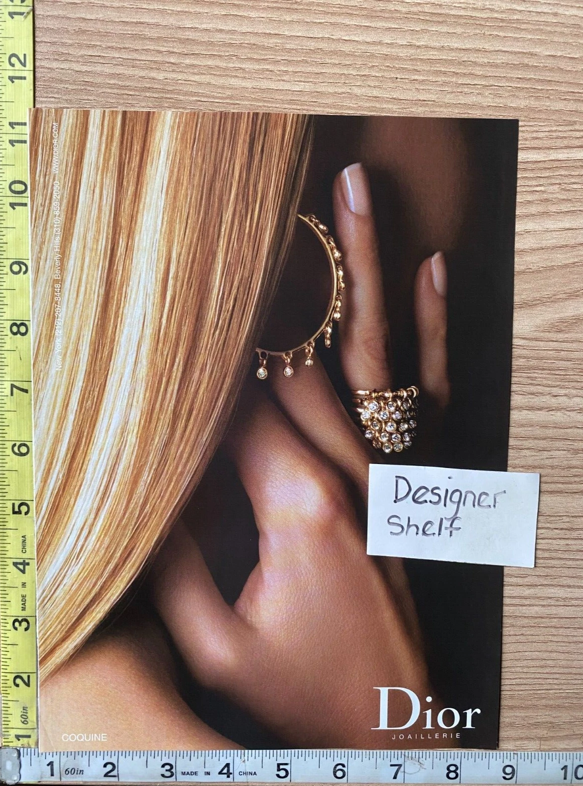 Bijoux Dior boucle d'oreille et bague scène mode magazine impression publicité