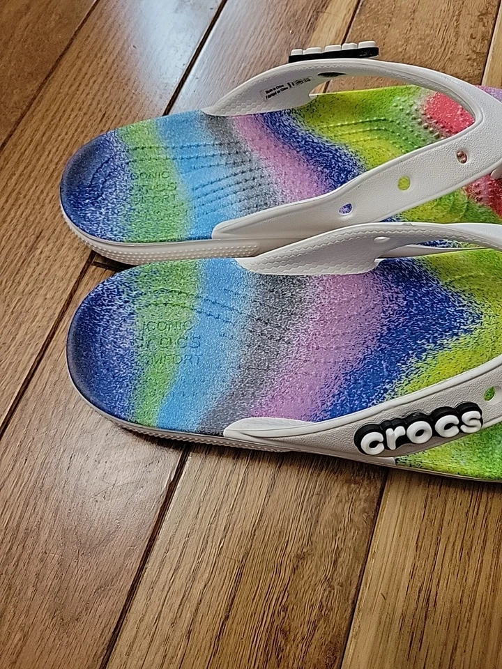 Sandalias chanclas Crocs para mujer tinte en aerosol talla 7 blancas multiligeras y cómodas Foto 2 de 4