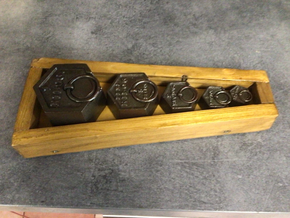 Balance ancienne 10 Kgs plateau cuvette à bec verseur et serie de poids en fonte - Photo 3/4