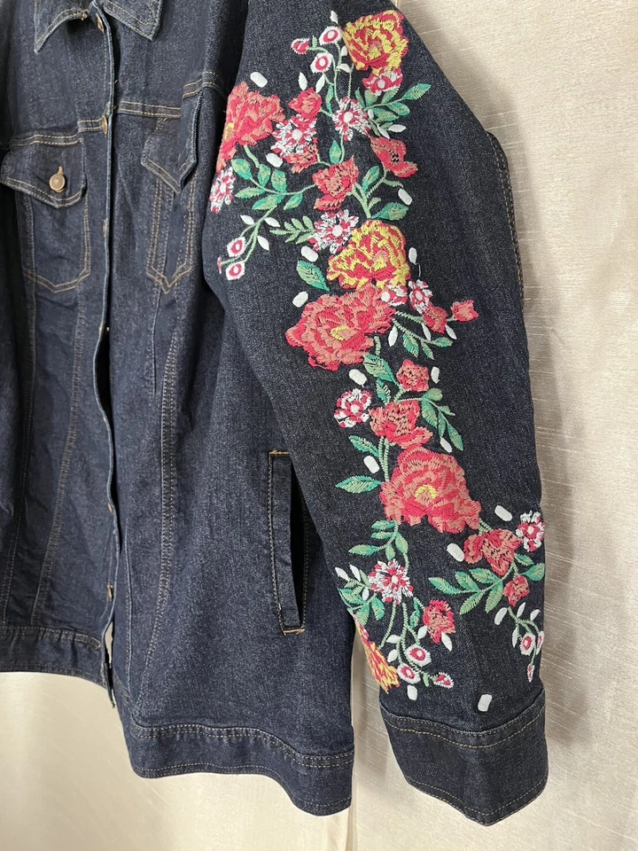 Chaqueta vaquera azul manga floral bordada clavel 24/7 para mujer talla 22W Foto 4 de 4
