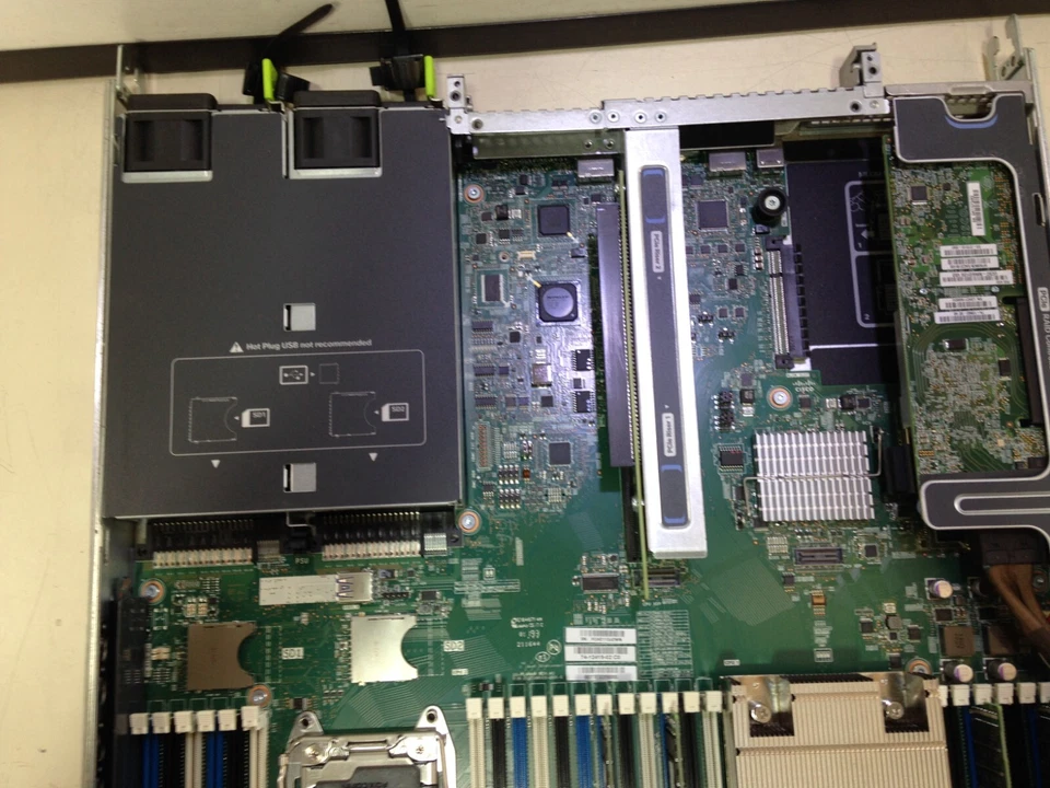 CISCO UCS C220 M4 PI-UCS-APL-K9 (1x) E5-2650v3 64GB (4x 16GB) 2x 770W PSU NO HDD - Image 4 of 4