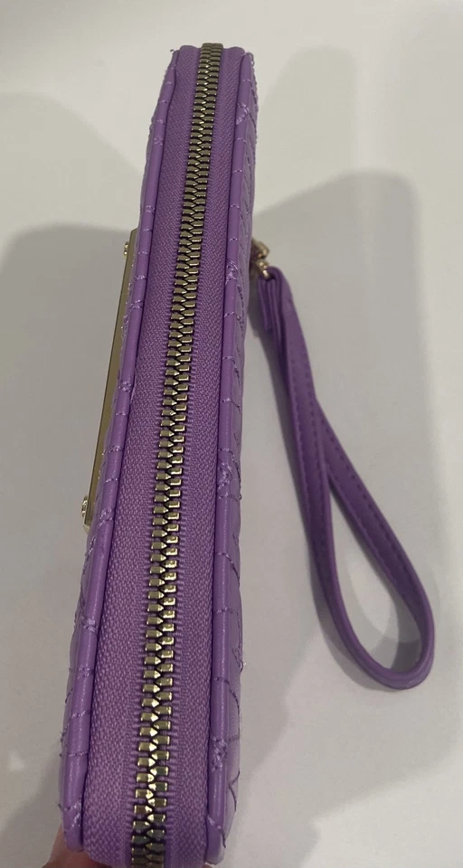 Cartera pulsera acolchada púrpura Betsey Johnson corazones morados cremallera alrededor Foto 4 de 4