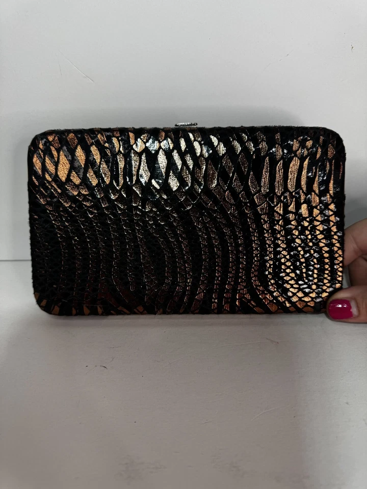 Cartera metálica dorada y negra con estampado de cebra Foto 2 de 4