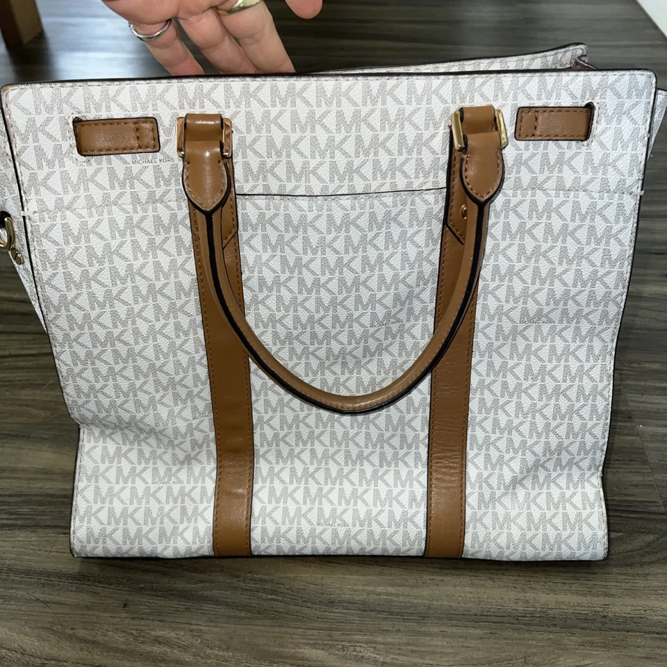 Bolso Cartera Michael Kors Nouveau Hamilton Pequeño MK Logo Vainilla PVC y Cuero Foto 3 de 4
