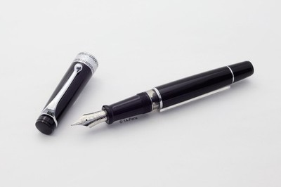 Aurora Optima Resin Füllhalter Schwarz Chrom-Beschläge 14K F Goldfeder