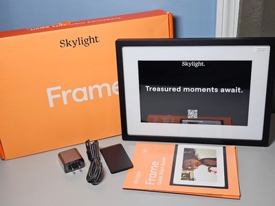 Skylight WIFI Digital Picture Frame - 10 inch - Touchscreen Display - New!