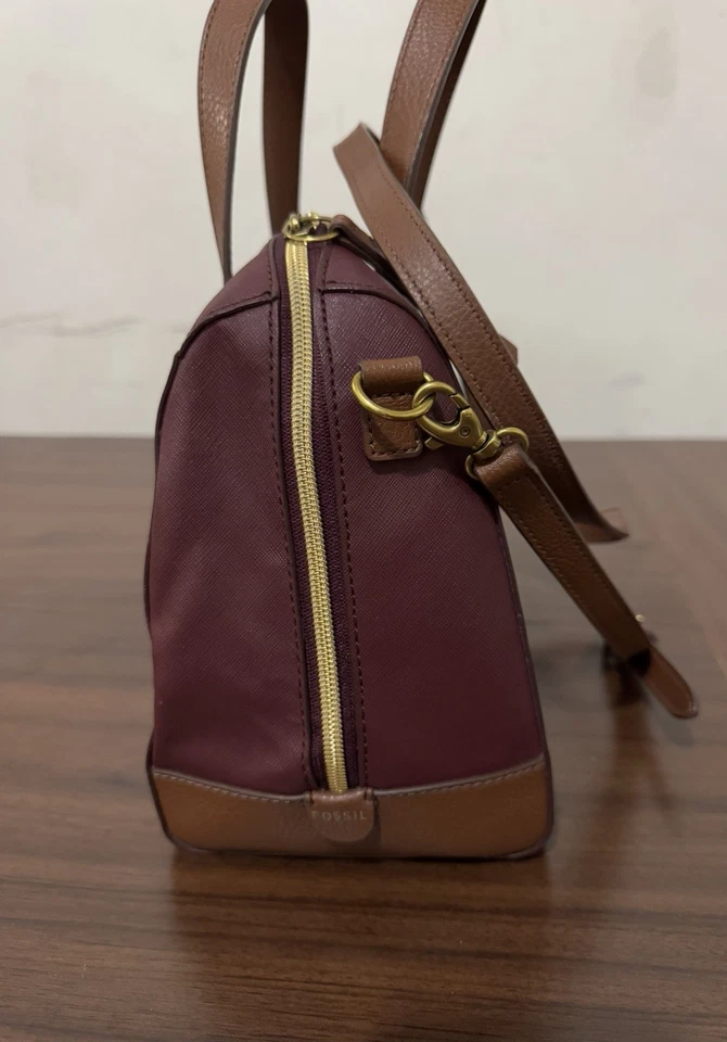 Cartera Fossil Sydney en cabernet saffiano con ribete de cuero marrón Foto 2 de 4