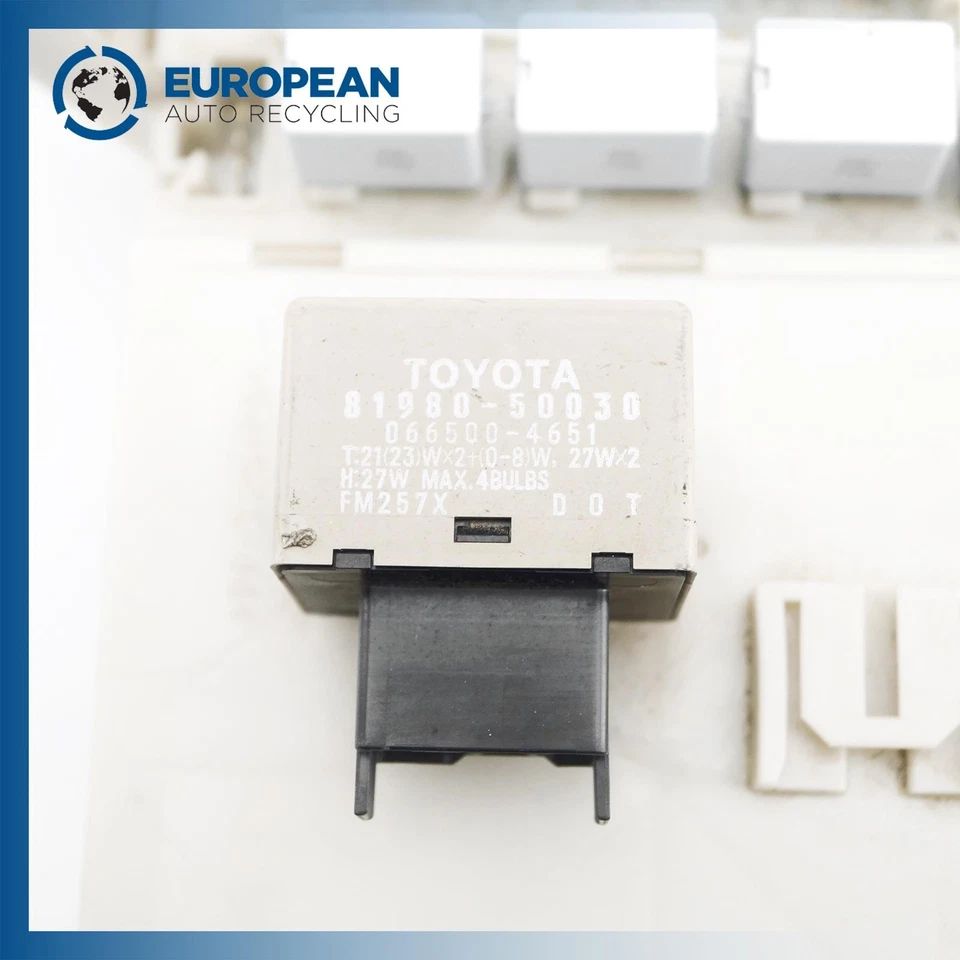 Caixa de fusíveis cabine lateral para motoristas TOYOTA FJ CRUISER 2008 CAIXA DE FUSÍVEIS JUNÇÃO 8273035381 - Imagem 2 de 4