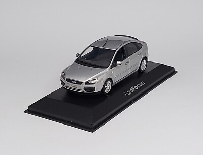 新品　ミニカー　1/43『Ford Focus 2000 GHIA』シルバー Minichamps 1:43 Ford Focus Mk2 2004 (dealer edition, diecast model