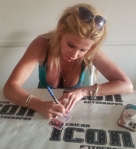 Victoria Zdrok Signed w/ Lip Print Kiss Card Donald Trump Hat Photo Autograph - Picture 4 of 12