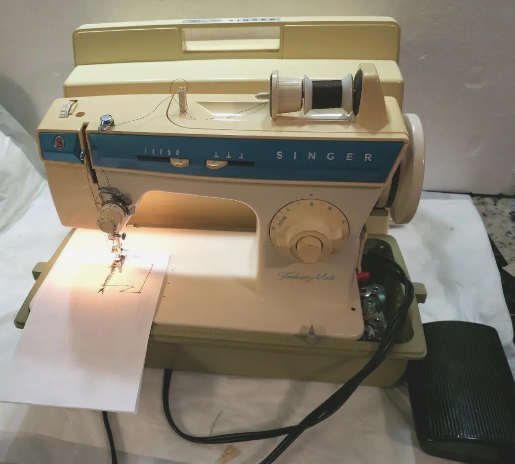 Fashion Mate By SINGER Sewing Machine 621B. Made In Brazil. Vintage