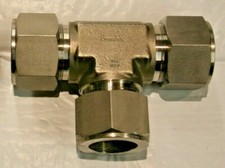 Swagelok 316 Stainless Steel Tube Union Tee Fitting 1 1/4" w/Nuts SS-2000-3