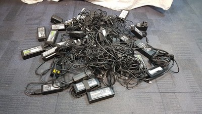 Restposten 25x Toshiba HP Sony & andere Ladegeräte für Laptops und andere Geräte