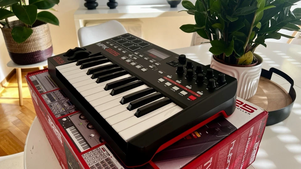 Akai Professional MPK 225 MIDI Keyboard Controller / Neuwertig! - Bild 2 von 4