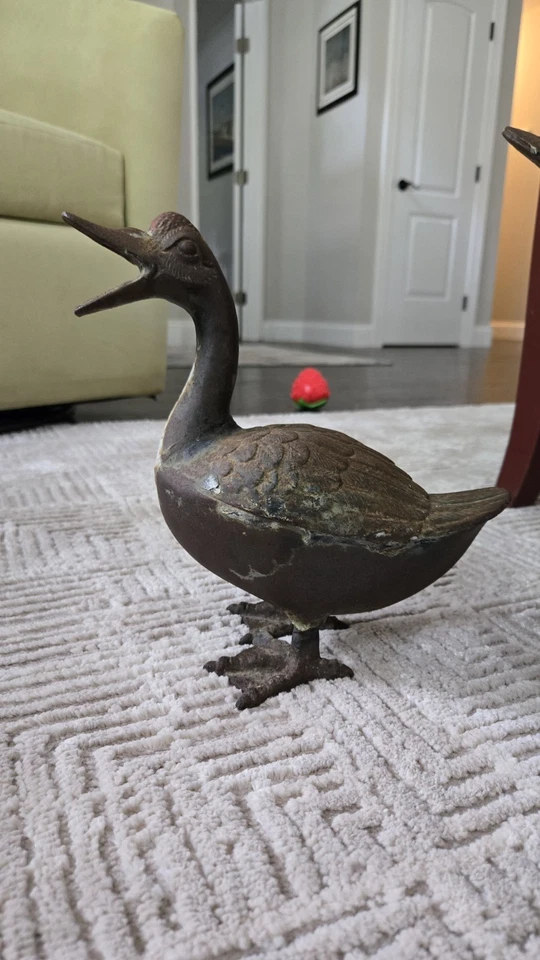 Par de estatuas japonesas de gansos de hierro fundido. Foto 2 de 4