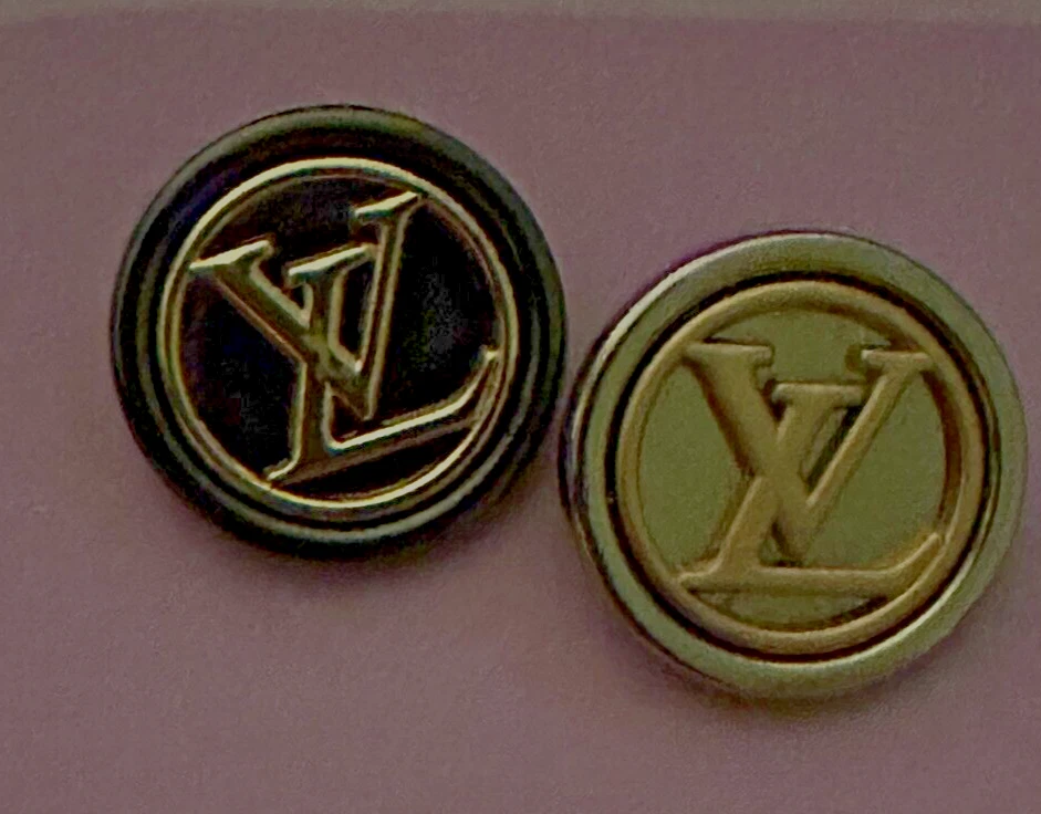 LOUIS VUITTON（LV） COPPIA BOTTONI VINTAGE LOUIS VUITTON LV 23mm 2pz metallizzati oro su argento LOOK