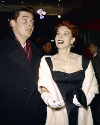 Maureen Ohara Looking Glamorous As Ever In Jewels Furs 1950s Era 8x10 photo