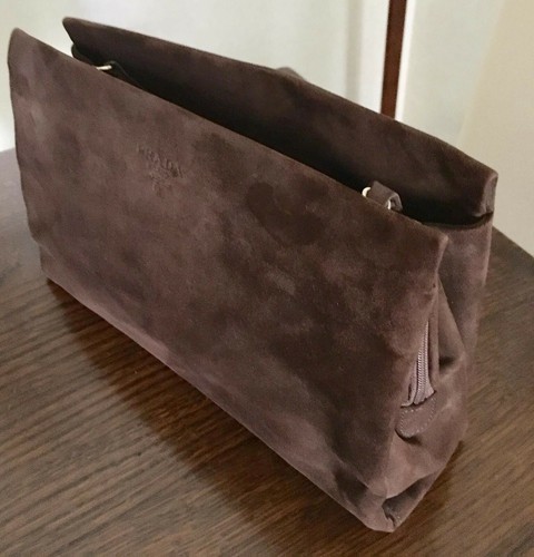 Pochette Prada in camoscio marrone a soffietto con cerniera centrale e 2  tasche. | eBay