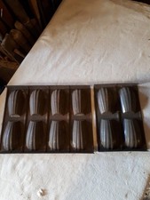 2 moules à madeleines.