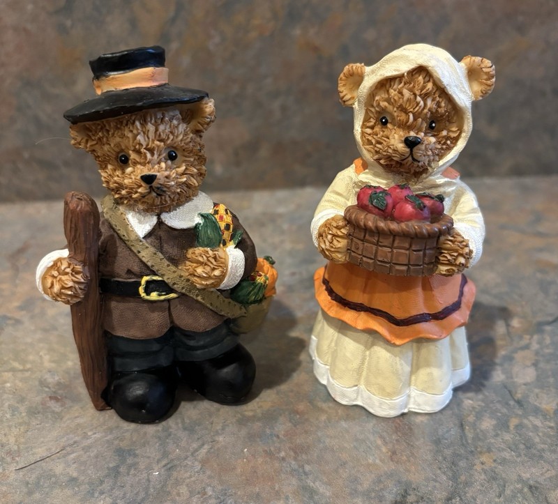 Lot Of 2 Thanksgiving Pilgrim Papa And Mama Bear Figurines Preowned No Box