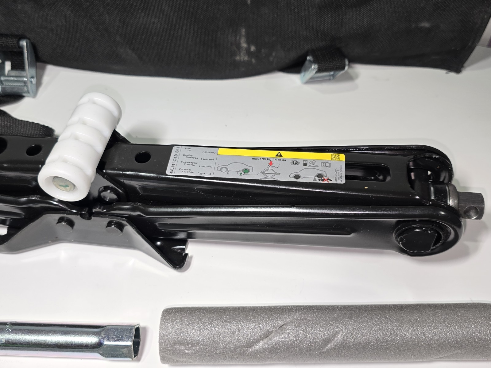 Bentley Bentayga 2015-2024 Jack P/N 4M0011031