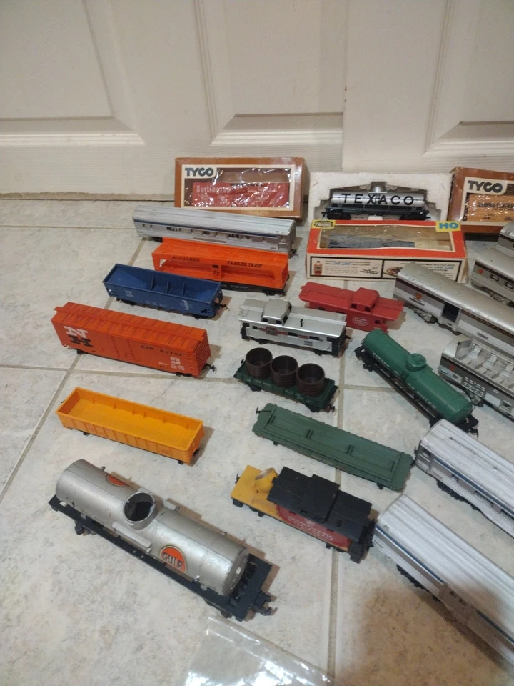Vintage TYCO HO Scale Model Train Lot Of 29 Carts And Locomotives. - Image 2 of 4