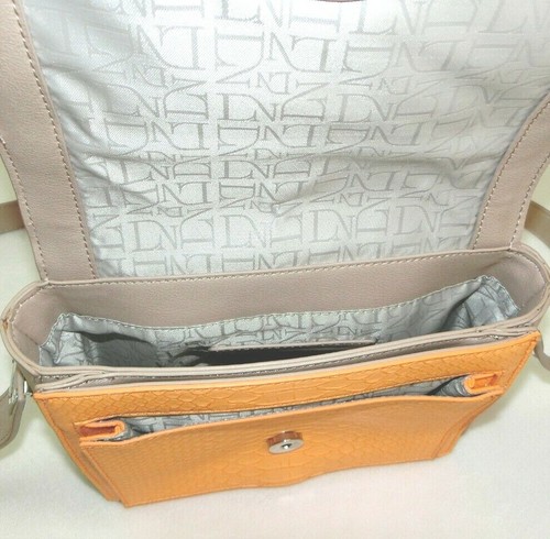 Bolso bandolera Danielle Nicole Tarah en relieve serpiente naranja bronceado neiman Marcu - Imagen 11 de 12
