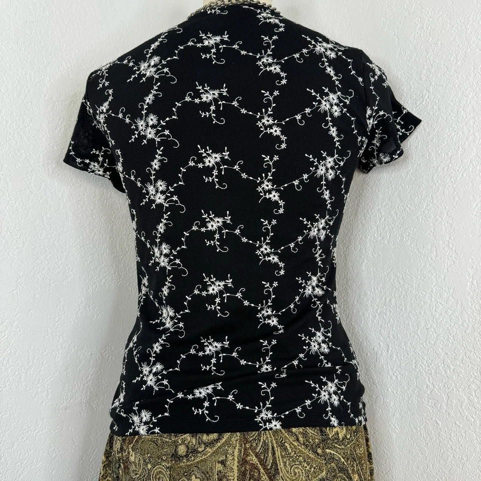 Top Whimsigoth Negro Blanco Floral Malla Bordada Manga Corta Y2K Pequeño Pequeño Foto 4 de 4