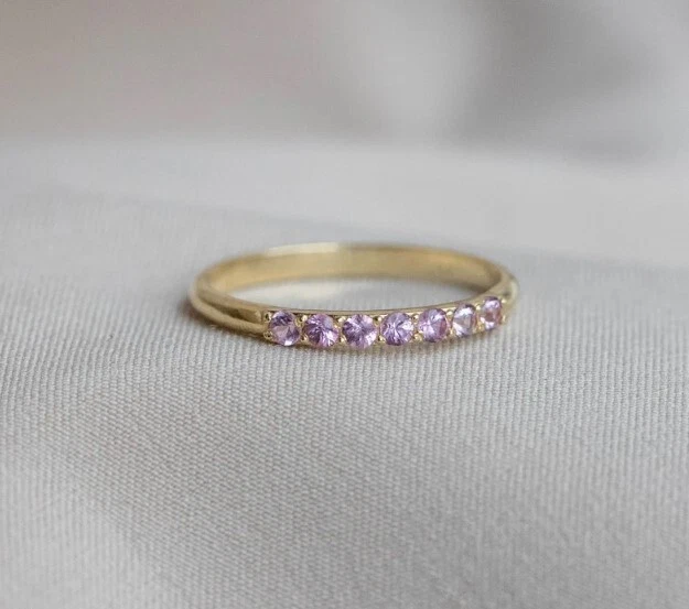 Alianza de zafiro rosa alianza de media eternidad enchapada en oro plateado alianza apilable Foto 4 de 4