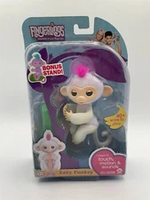 New Fingerlings WowWee Sophie White Interactive Baby Monkey Kid Bonus Stand
