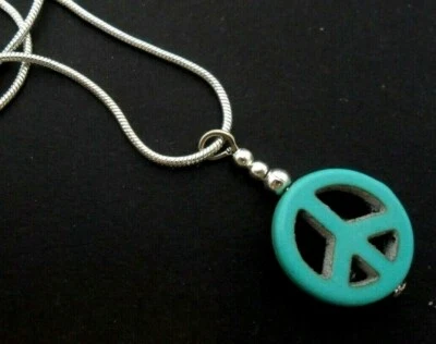 "HANDMADE" EINE HÜBSCHE TÜRKIS FRIEDENSSCHILD ANHÄNGER HALSKETTE. 18" KETTE. NEU.