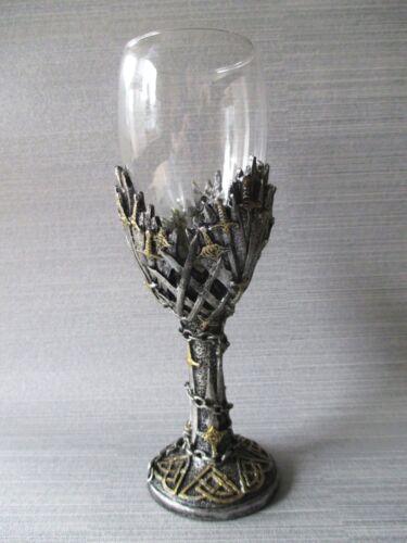 Calice cavaliere vetro polivetro tazza 20 cm rilievo spada medievale - Foto 1 di 6