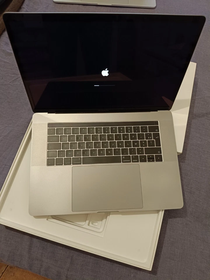 Apple MacBook Pro 15" 2017 · i7 · 16GB · 251GB, foto 2 di 5