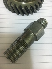 Classic Mini AP2 automatic oil pipe fitting, case to engine - Late type DAM7601