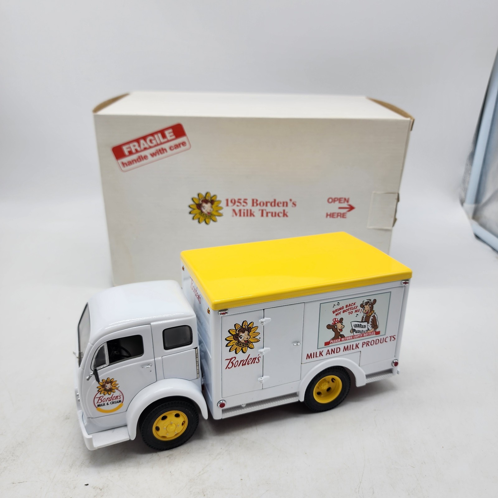 Danbury Mint 1:24 1955 Bordens Delivery Milk Truck w/ 30 Milk Cases