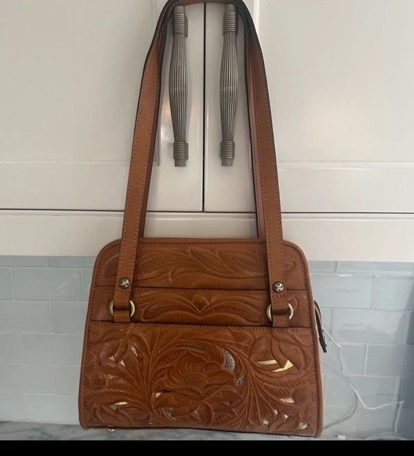 Cartera de cuero Patricia Nash Brunna recortada con base metálica de coñac Foto 3 de 4