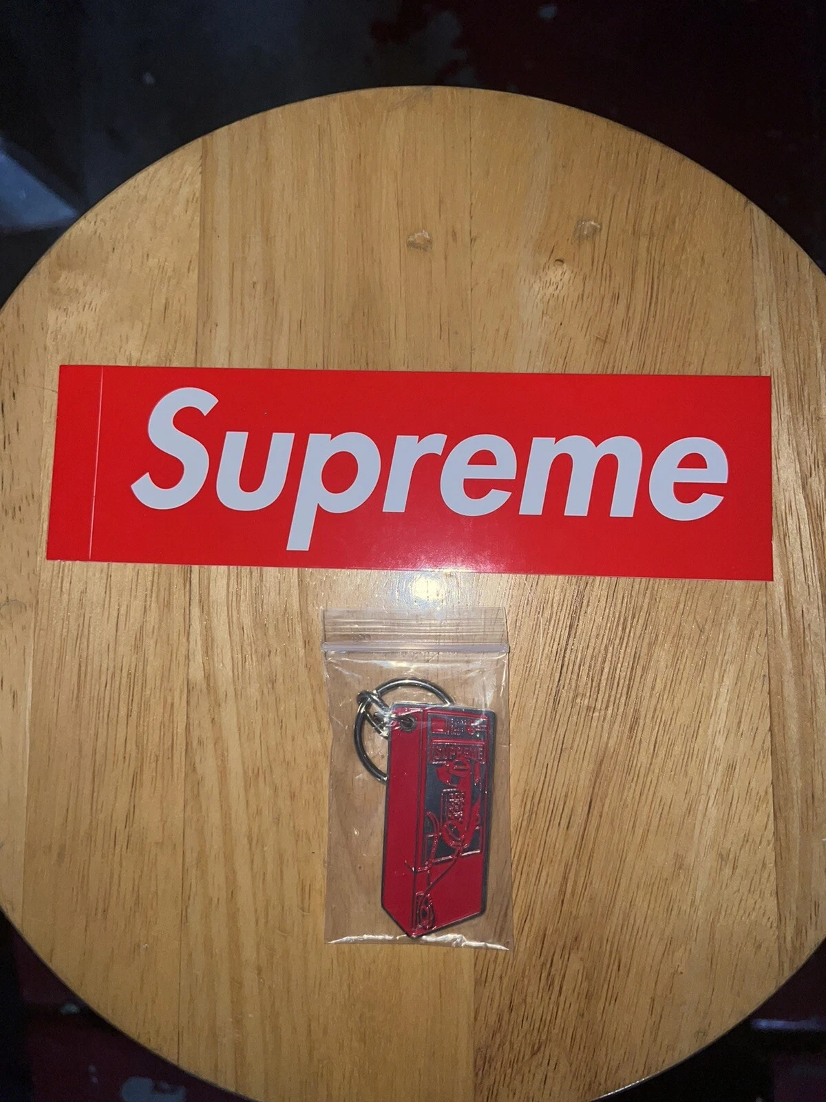 Porte clés de cabine téléphonique rouge Supreme FW 2018 flambant neuf avec boîte autocollant logo