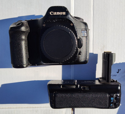 Canon EOS 5D Digital SLR Camera + GRIP - Black