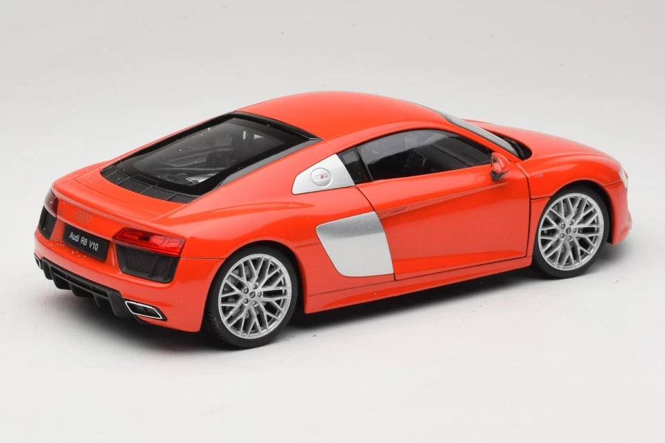 18052W Audi R8 V10 Coupe Red Welly 1:18 - Image 3 of 4