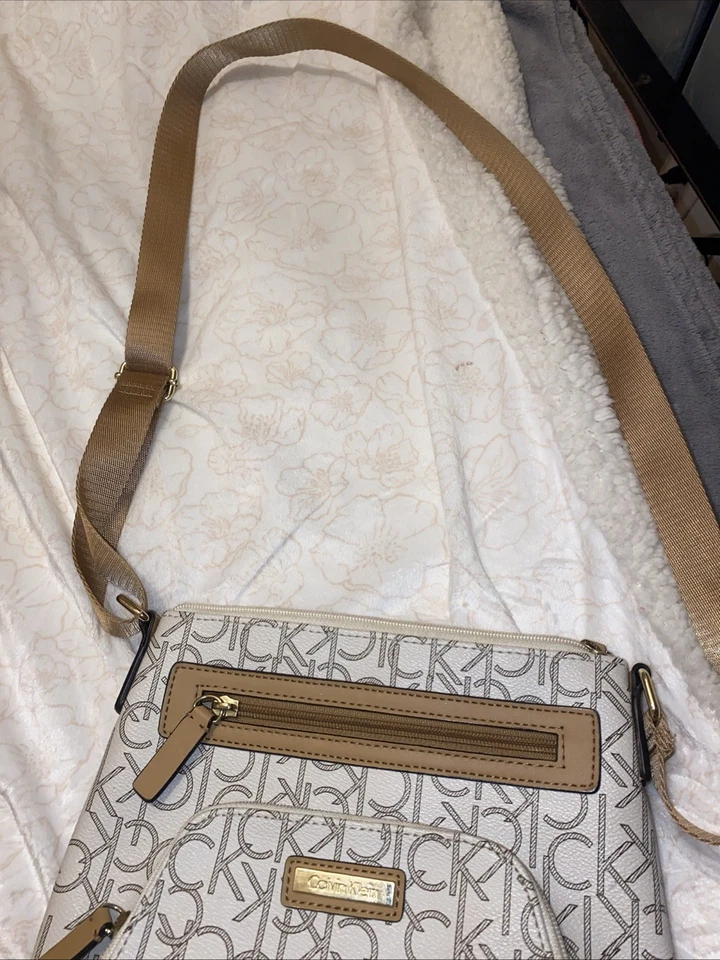 Bandolera pequeña para mujer Calvin Klein. Beige. Marrón y dorado. Etiquetas W Out nuevas Foto 2 de 4