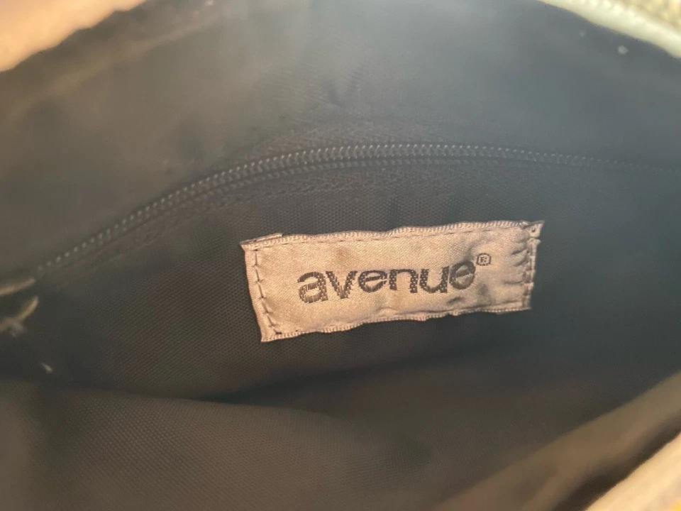 Cartera estilo clutch para mujer negra, blanca y cromada The Avenue de colección Foto 3 de 3